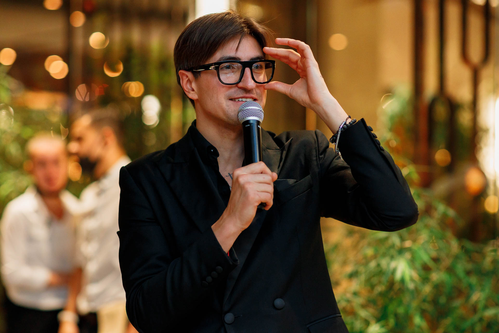 Ведущий Шамсуаров Максим выступает на корпоративе в ресторане Реззо в Сочи на Ривьере