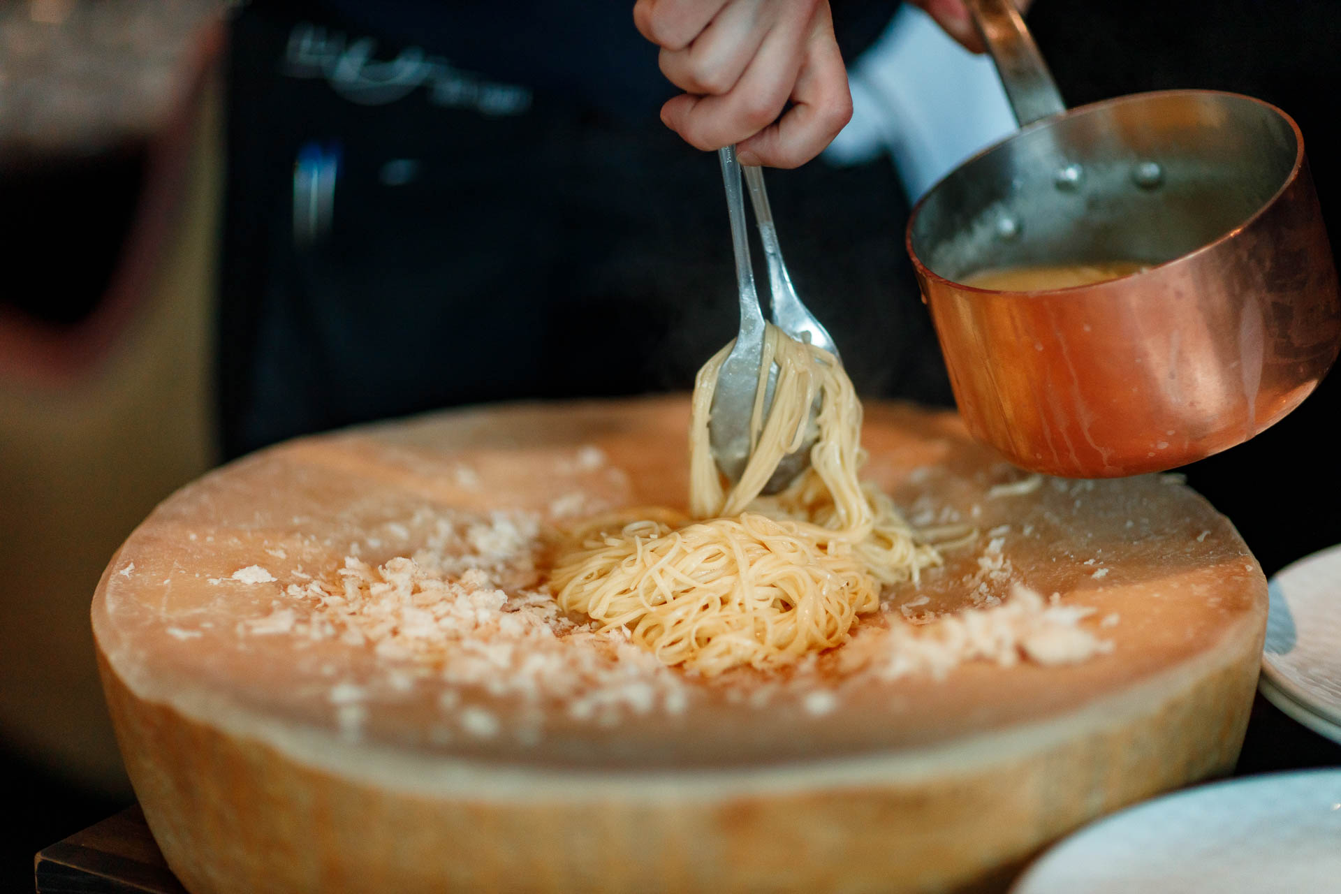 приготовление спагетти в большом сырном круге